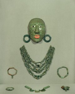 Pohřební maska Calakmul s límcem a náušnicemi, poloostrov Yucatán, Mexiko Pozdní klasické období (600-900 n. l.) (Jade)